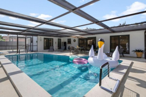 DREAM STAY, Private Pool, BBQ & Games-10min Airport